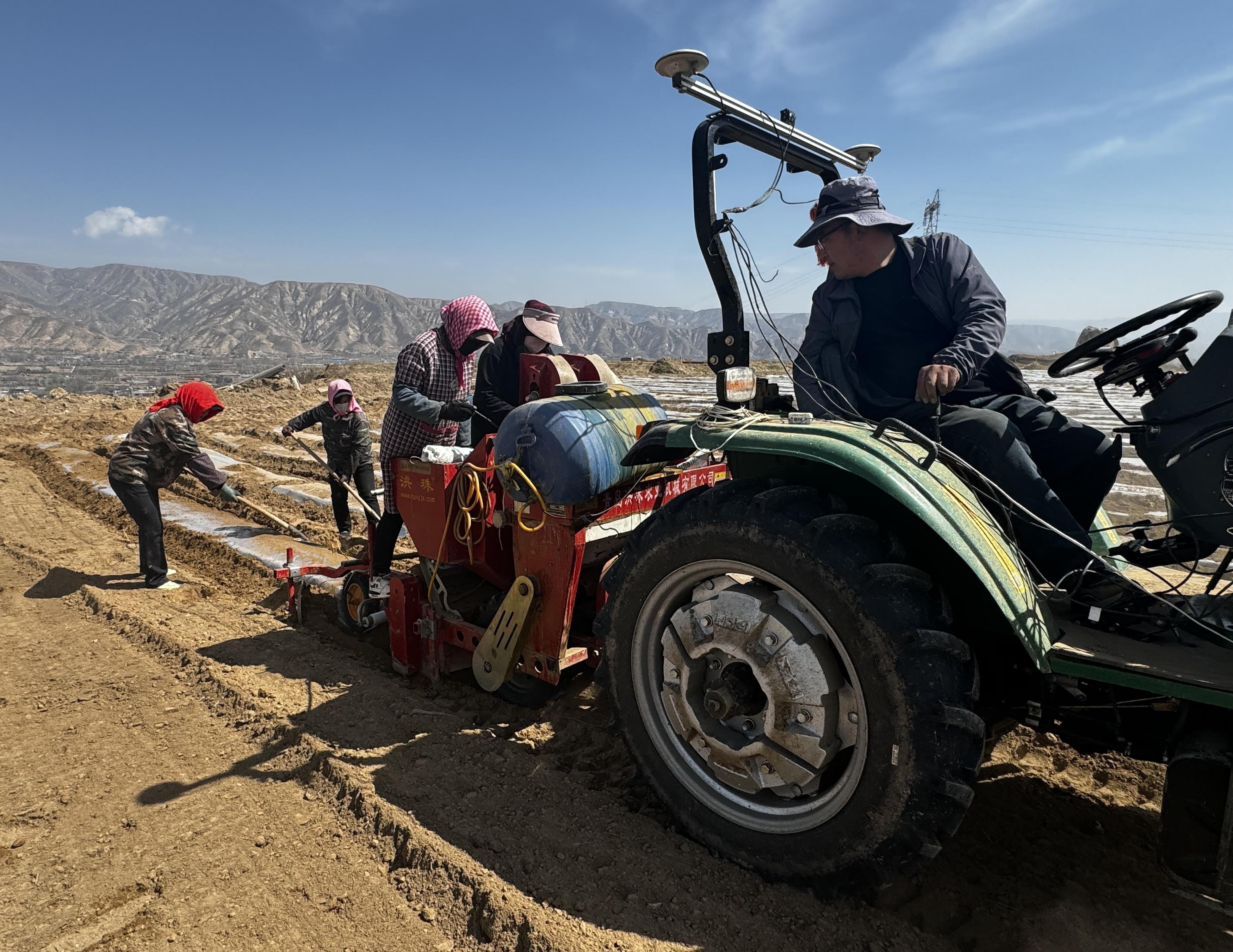 A new farmer and his' irrigation and fertilization revolution '