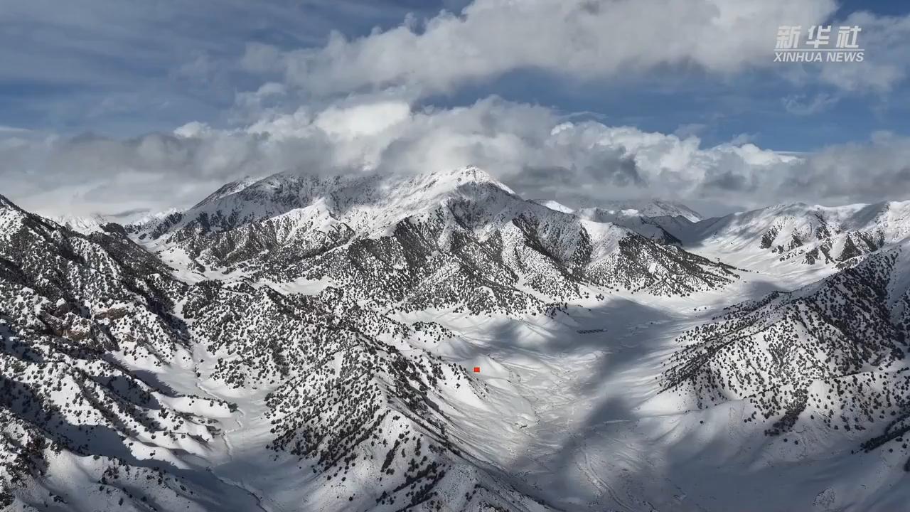 The rhythm of snow capped mountains in spring on the Kecuo grassland in Qinghai.