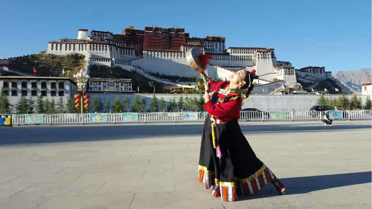 Dzekyid's path of passing down Tibetan dance