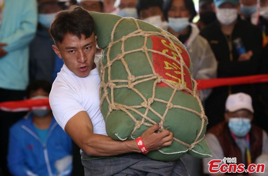 Grassroots athletes challenge to lift 150 kg sandbags in Qinghai