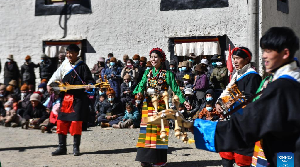 People watch gala performance to celebrate Sonam Losar and Spring Festival in China's Tibet