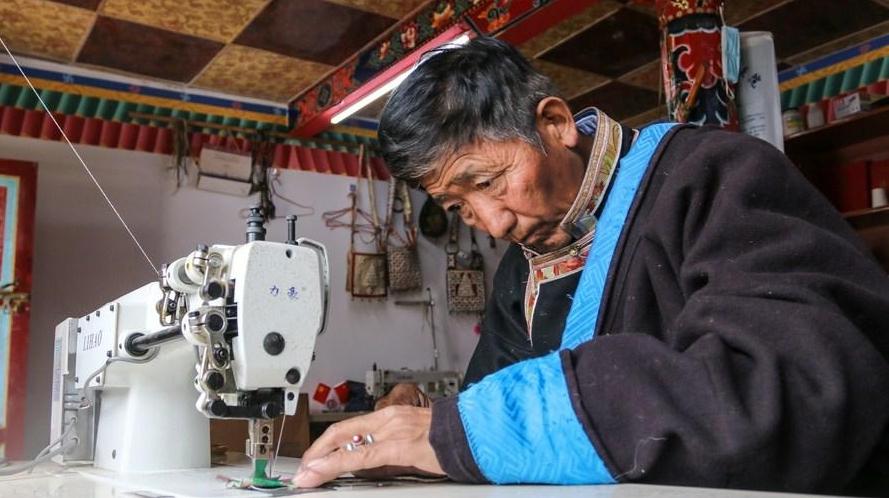 (InTibet)Craftsman inherits horse bag making skills in Tibet