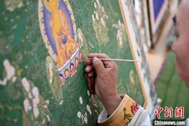 Gannan Tibetan Thangka Inheritor: Pass on Skills on the Fingertips for More Than 40 Years