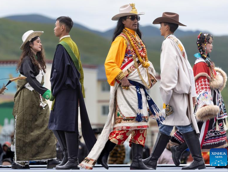 Fashion show held at opening ceremony of nomadic cultural tourism season in SW China