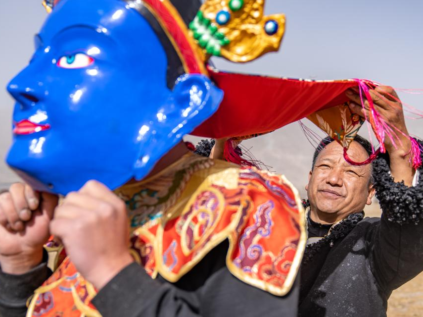 Pic story: inheritor of traditional Tibetan mask making technique in Xizang