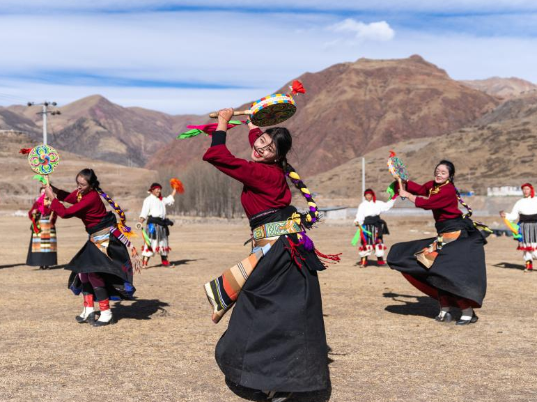 Pic story: inheritor of traditional Reba Dance in Xizang