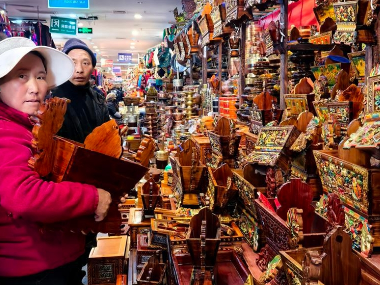 Festive Atmosphere Growing Stronger: Lhasa’s New Year Goods Markets Thrive