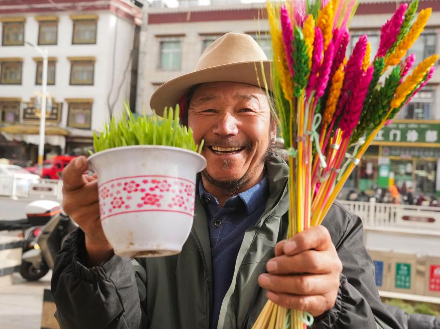 People in Lhasa make preparations for upcoming Tibetan New Year