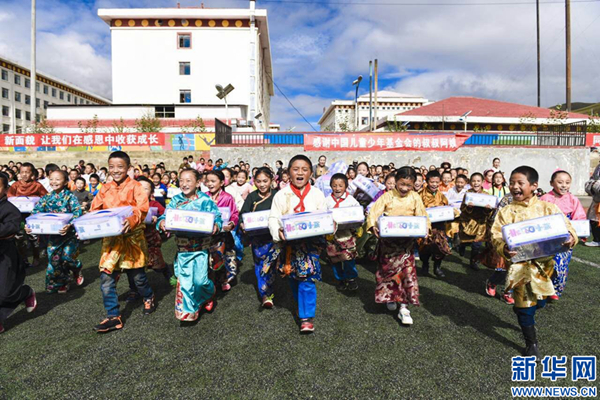 Nearly 10, 000 kids received school supplies in Yushu, Qinghai