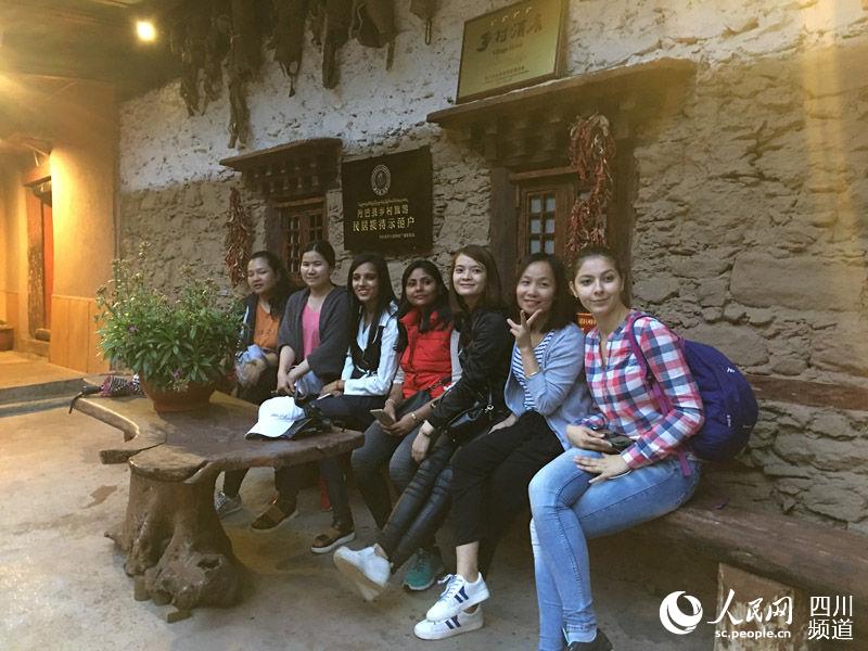 Overseas students experience Tibetan culture in SW China
