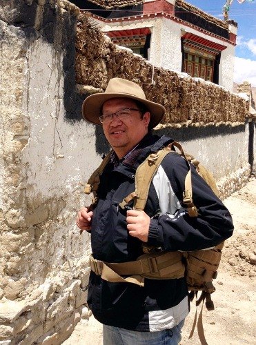 Botanist Zhong Yang in Tibet. (Feng Ai/For China Daily)