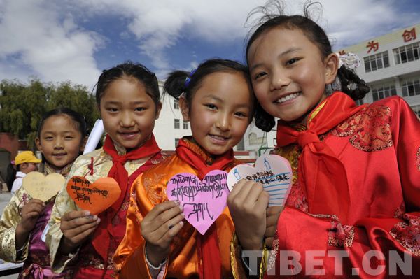 300 impoverished students in Damshung, Lhasa get free glasses for myopia