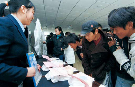 Tibet takes multi-faceted measures to secure employment for college graduates