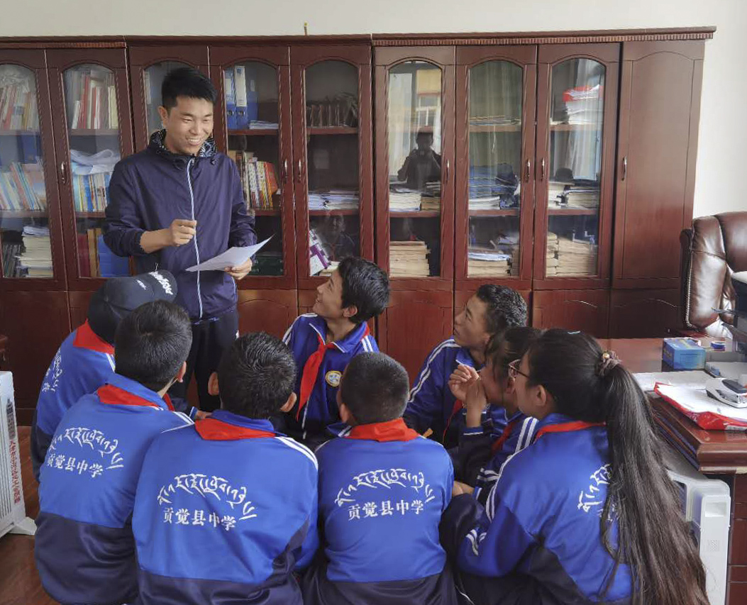 Volunteer teacher leads students in Tibet out of poverty