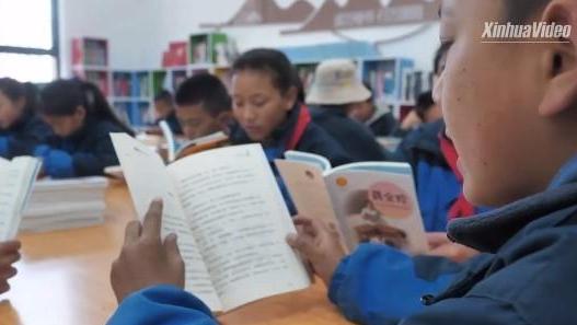 Book corners bring students in China's Tibet more choices of books