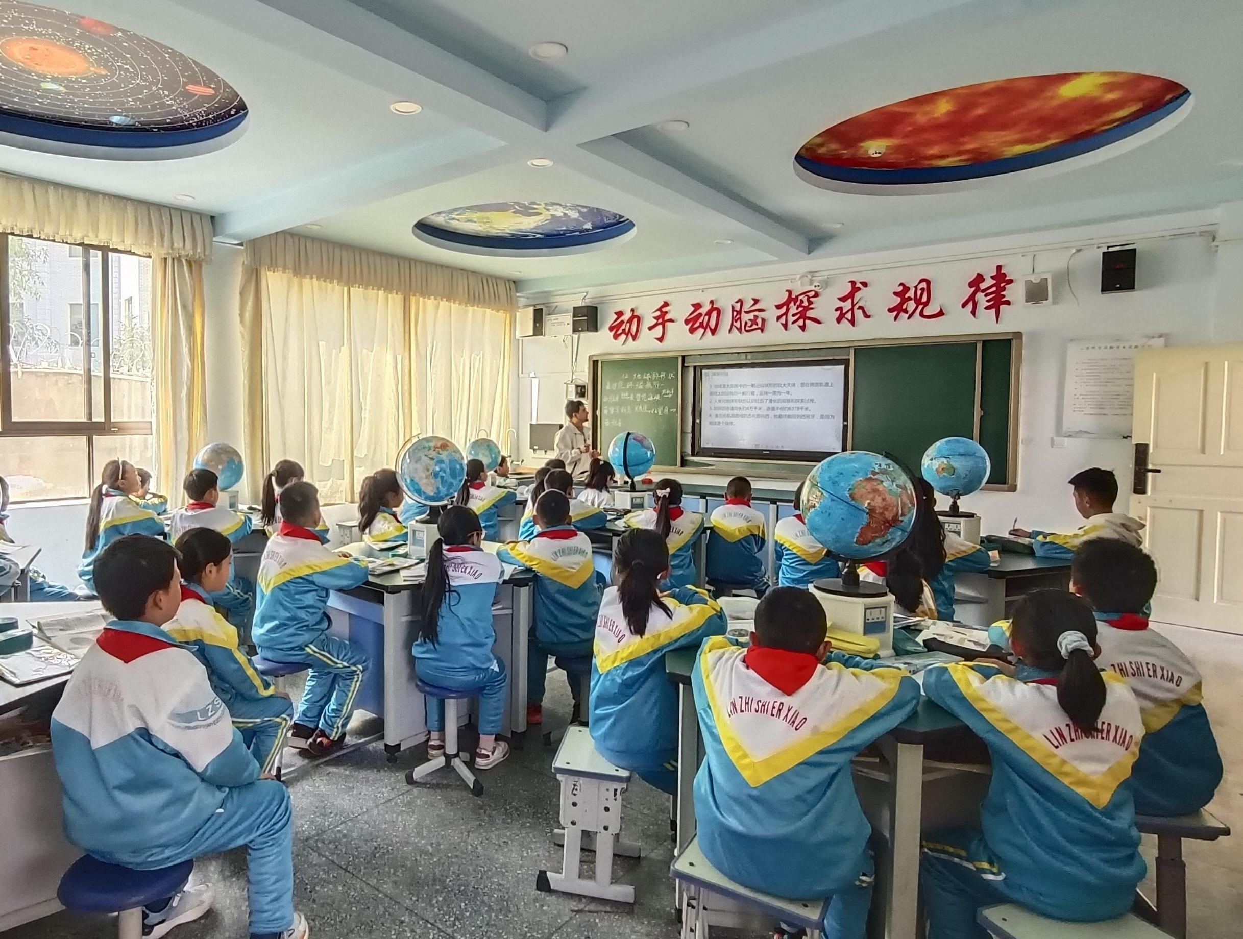 Enter Nyingchi No. 2 Elementary School