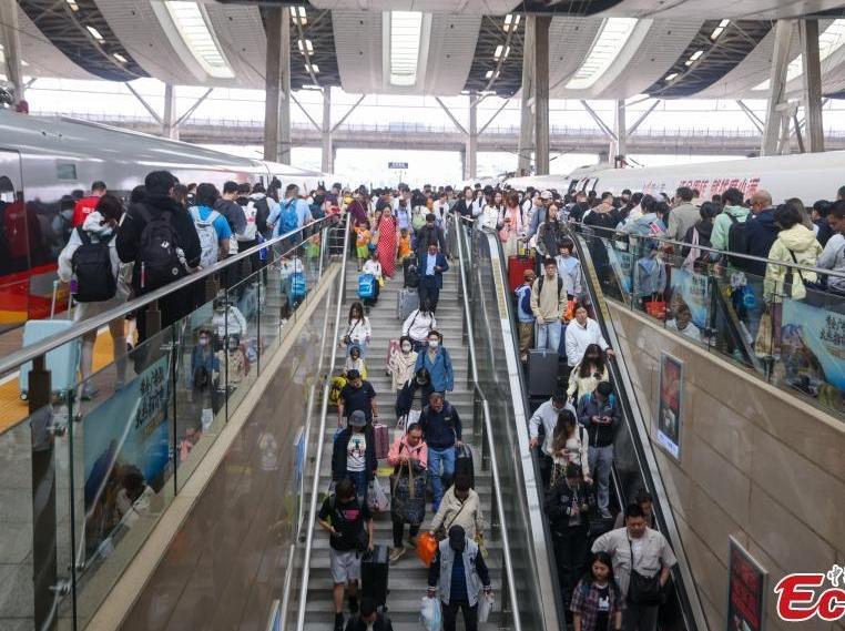 China handles 112 mln railway passenger trips during May Day holiday