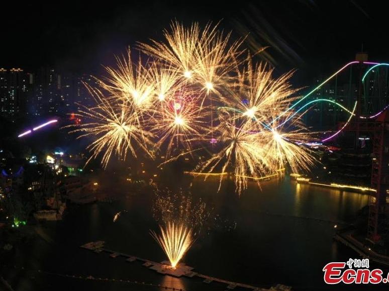 Fireworks show lights up sky in E China