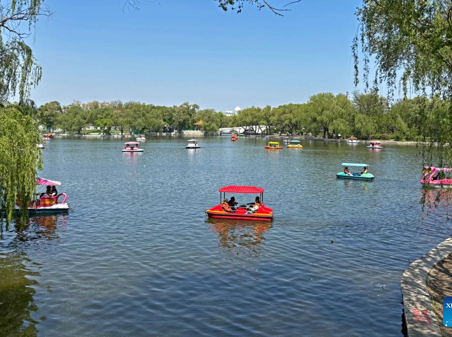 People enjoy early summer across China