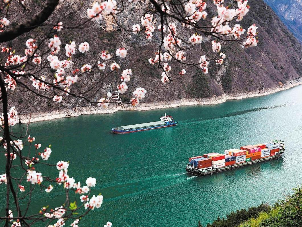 River cleaners keep Yangtze waters clear