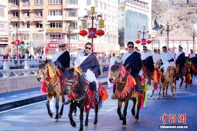 In Ganzi, Sichuan: Tibetan people celebrate the New Year with singing and dancing