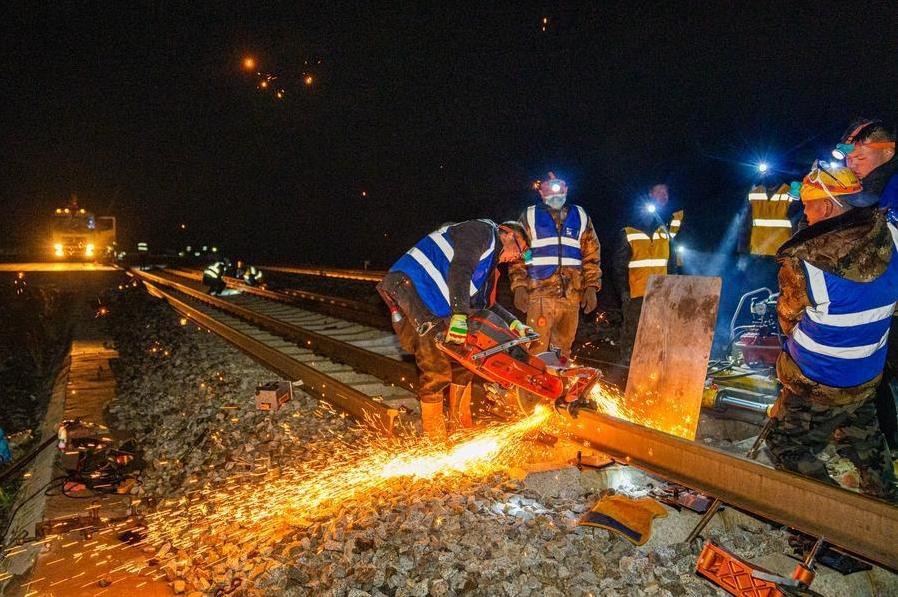 Workers replace seamless rails for Qinghai-Xizang Railway in Amdo