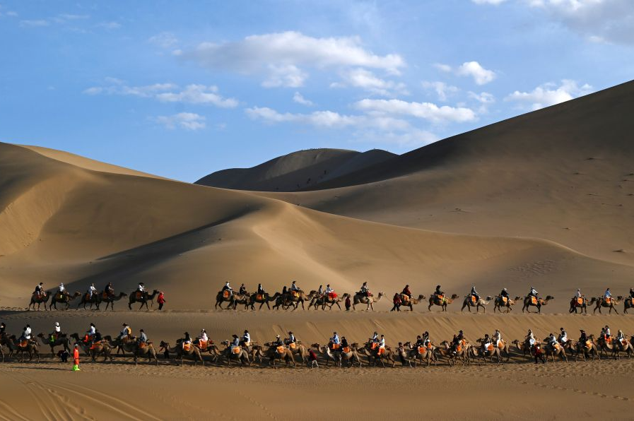 People enjoy Dragon Boat Festival holiday with diverse activities across China