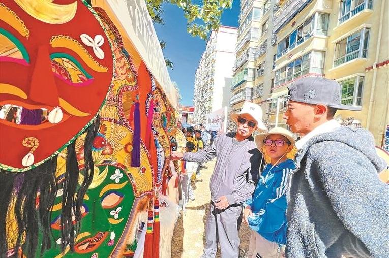 Tibetan opera enters the community life