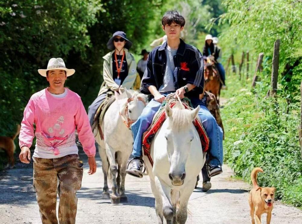 Hong Kong and Macau high school students explore the wisdom of harmonious coexistence between humans and nature in western Sichuan