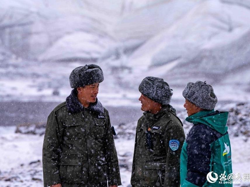 Volunteer herders guard source of Yangtze River