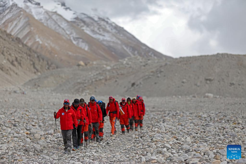 Chinese scientific expedition team returns safely to Mount Qomolangma base camp