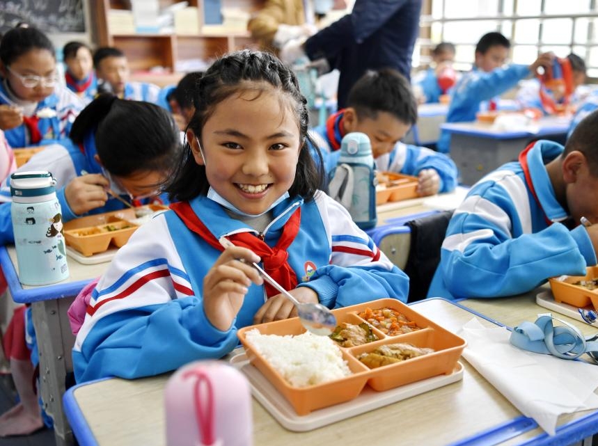 Nutritious meals offered to Lhasa primary schools in SW China's Tibet