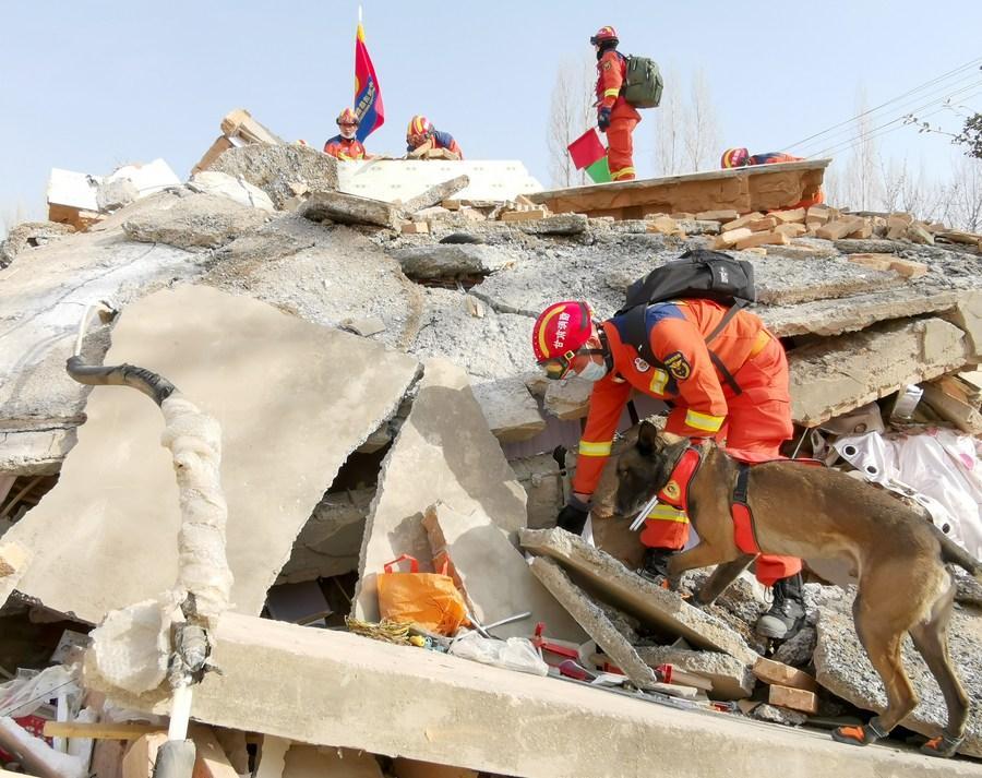 Rescuers battle cold, aftershocks to help NW China earthquake victims