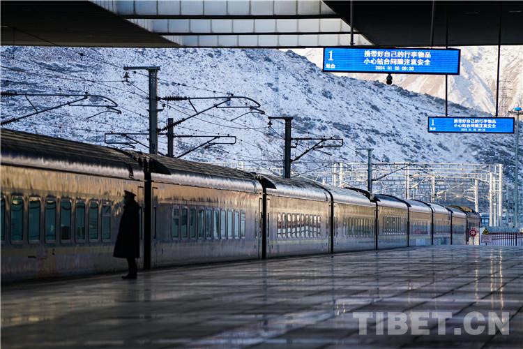 Spring Festival travel rush begins in Xizang, SW China