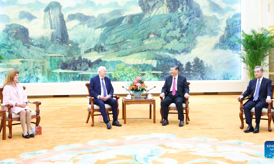 Xi meets Merieux Foundation president and his wife