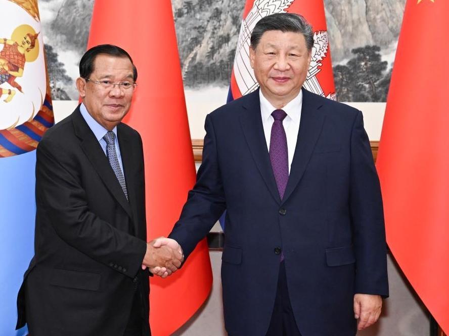 Xi holds talks with Cambodia's senate president Hun Sen