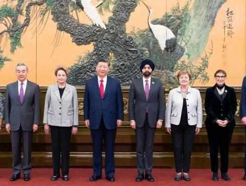 Xi meets heads of major international economic organizations