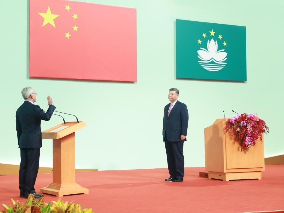 Xi administers oath of office to Macao's new chief executive