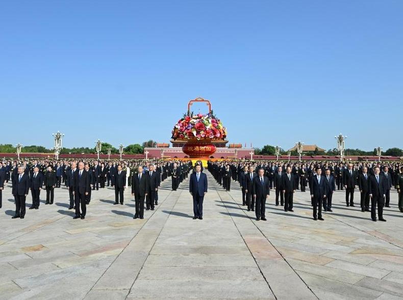 Xi pays tribute to national heroes on Martyrs' Day