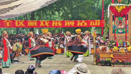 Monks unfurl giant artworks as Shoton begins