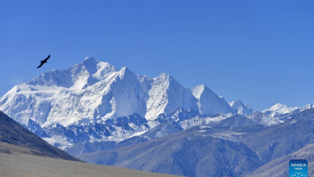 View of Mount Qomolangma