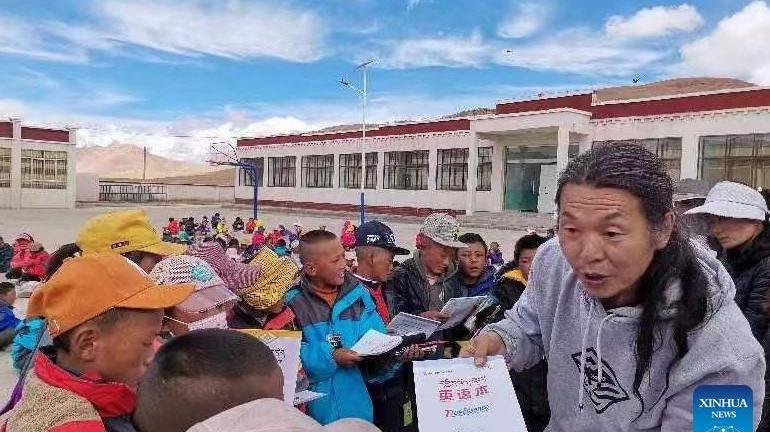 Tibet Story: Backpacker delivering charitable donations across China's Tibet