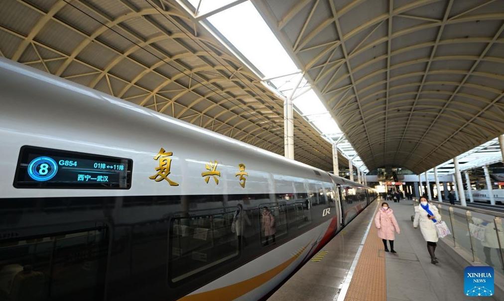 Fuxing smart bullet train put into operation on Qinghai-Tibet Plateau