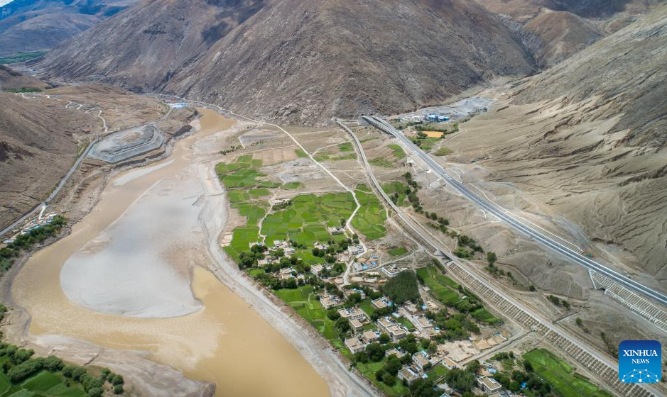 Highway linking Xizang's largest cities opens to traffic