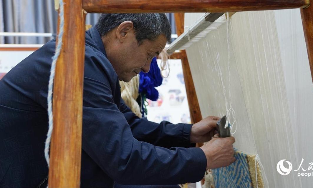 Carpet weaving technique inheritor passes down traditions