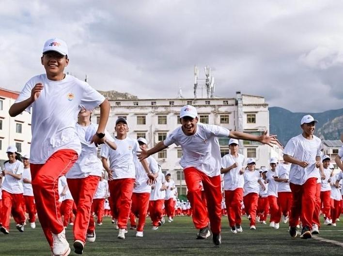 Lhasa, Xizang: Run, Teenagers!