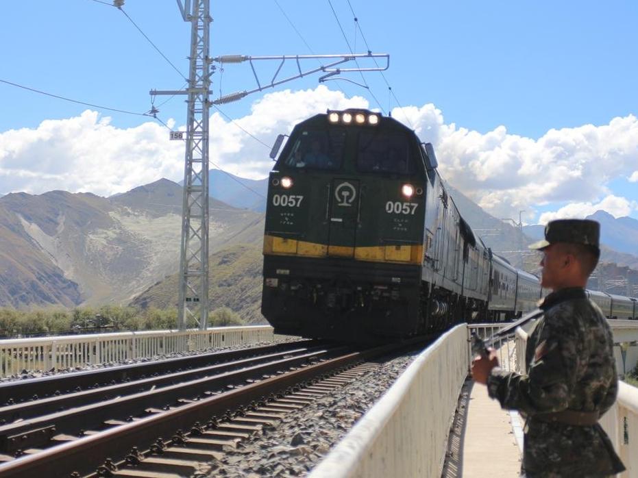 Armed police safeguard vital Qinghai-Xizang Railway with round-the-clock vigilance