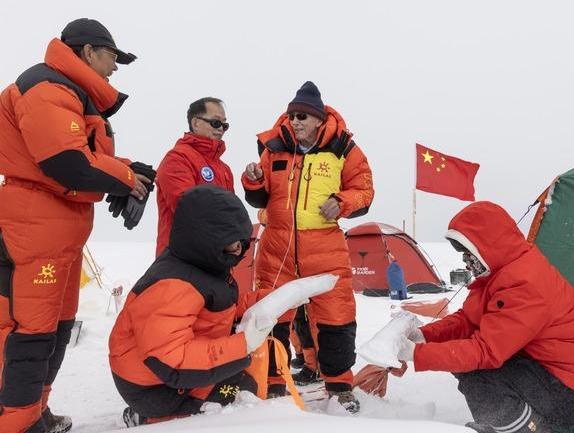 Chinese scientists extract world's longest ice core outside polar regions