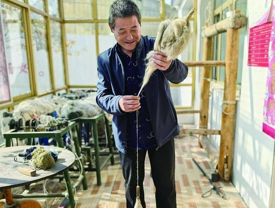 Inheritor devotes decades to pass on Tibetan carpet weaving skills in NW China's Qinghai