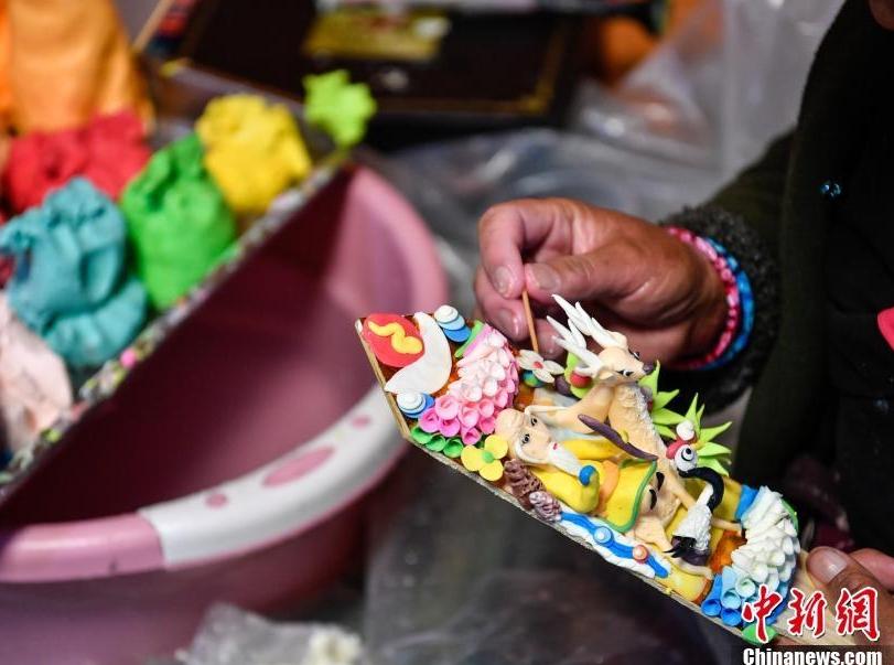 Lhasa, Xizang: Craftsmen Making Butter Flowers to Welcome Losar